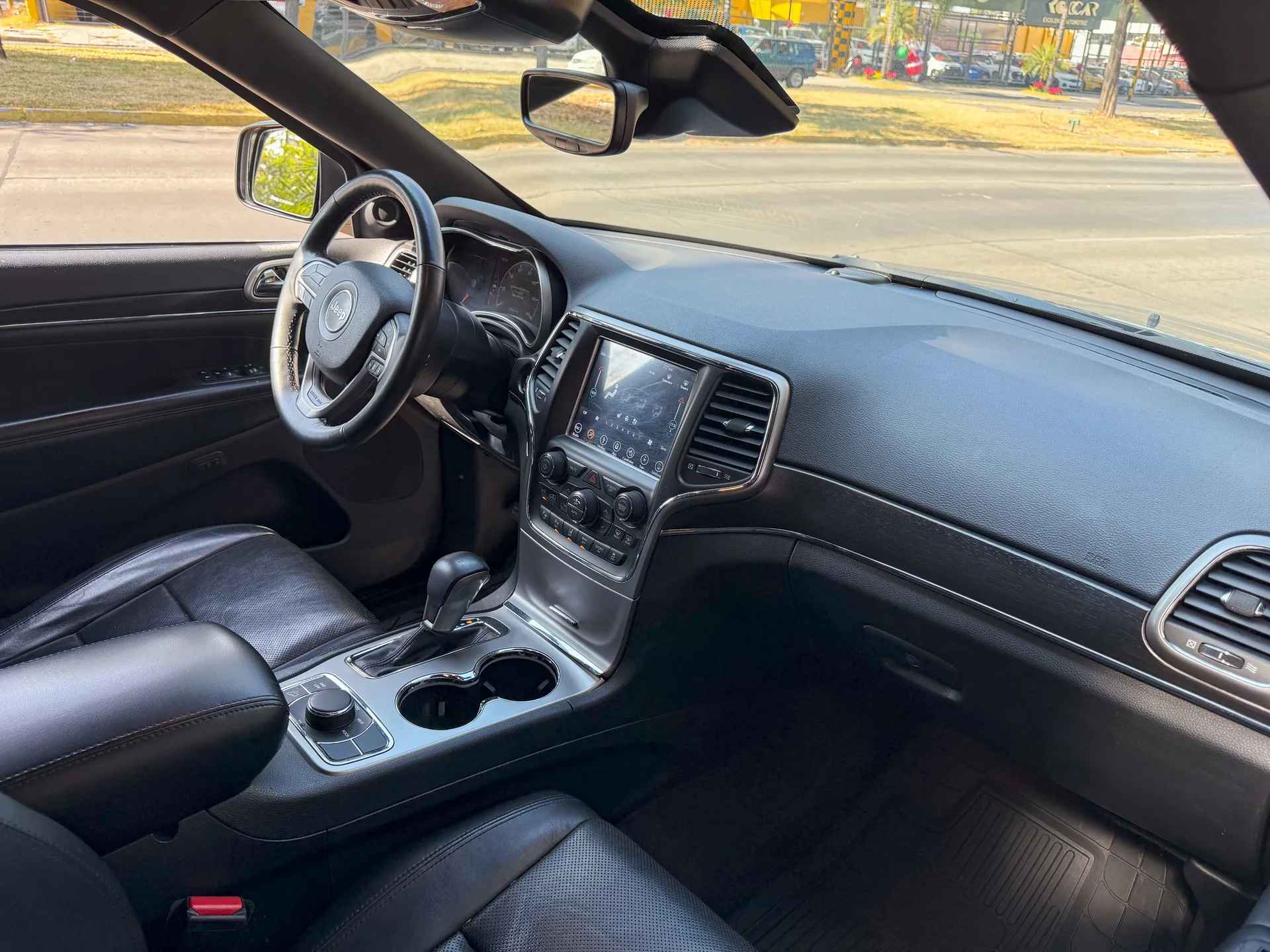 Car image 14