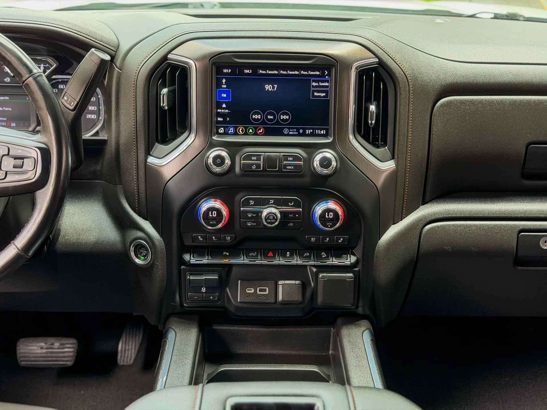 Car image 11