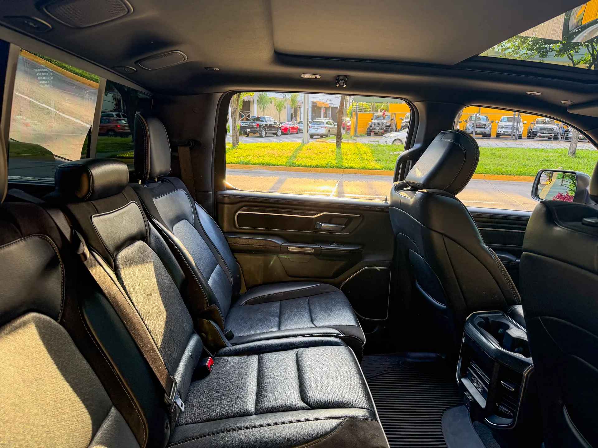 Car image 19